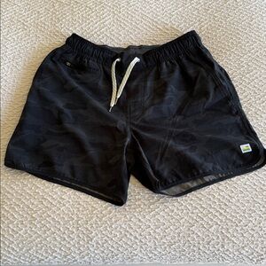 Vuori 5” Men’s Banks Shorts Size Small LINERLESS Camo